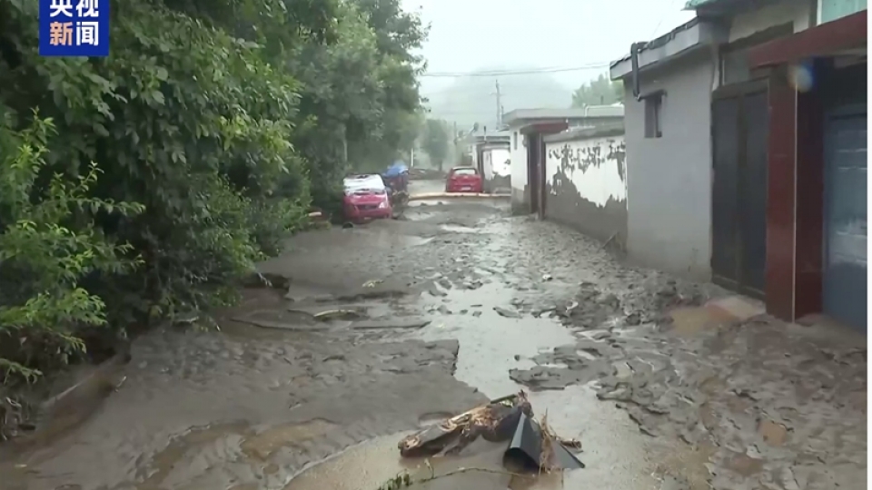 Lũ quét và sạt lở đất ở quận Mật Vân, Bắc Kinh, ngày 27_7. Ảnh chụp màn hình CCTV (1).jpeg
