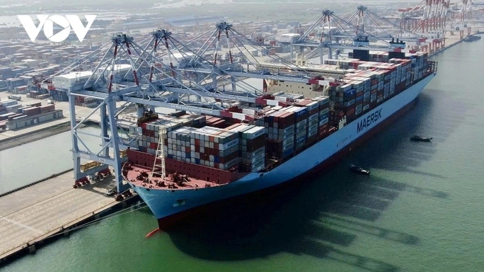 Loading cargos at Thi Vai - Cai Mep deep water seaport.jpg