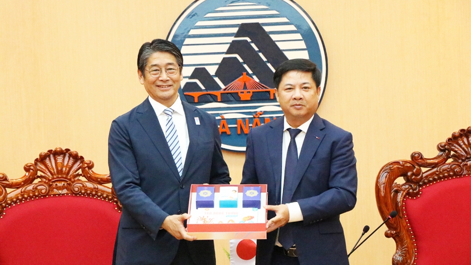 Ngài Ito Naoki, Đại sứ đặc mệnh toàn quyền Nhật Bản tại Việt Nam chúc mừng ông Lương Nguyễn Minh Triết, tân Chủ tịch UBND thành phố Đà Nẵng.jpg