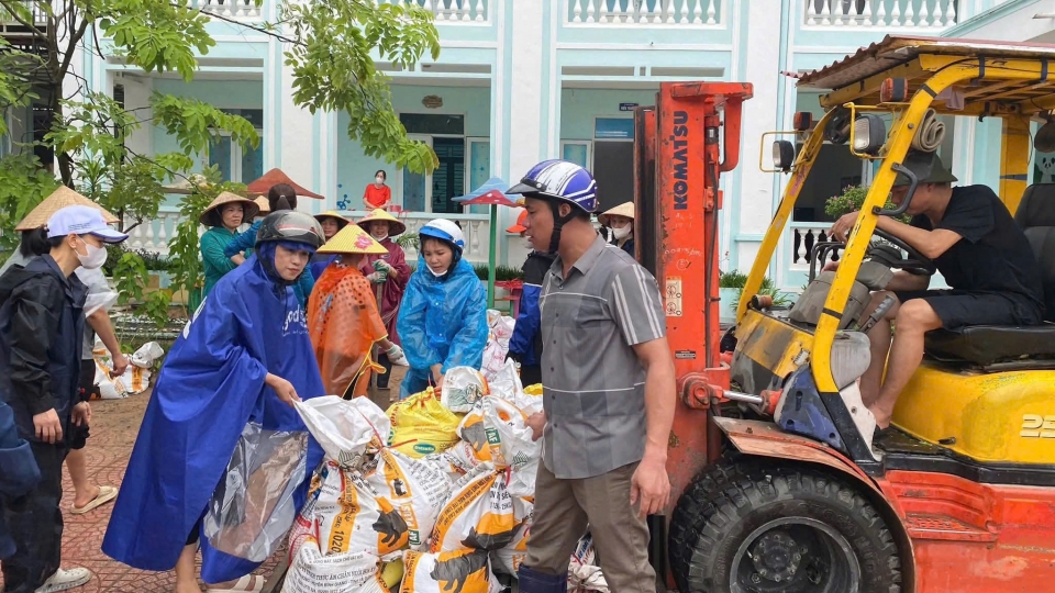 Người dân tại Hải Phòng huy động vật tư ứng phó với các sự cố có thể xảy ra trong bão số 3..jpg