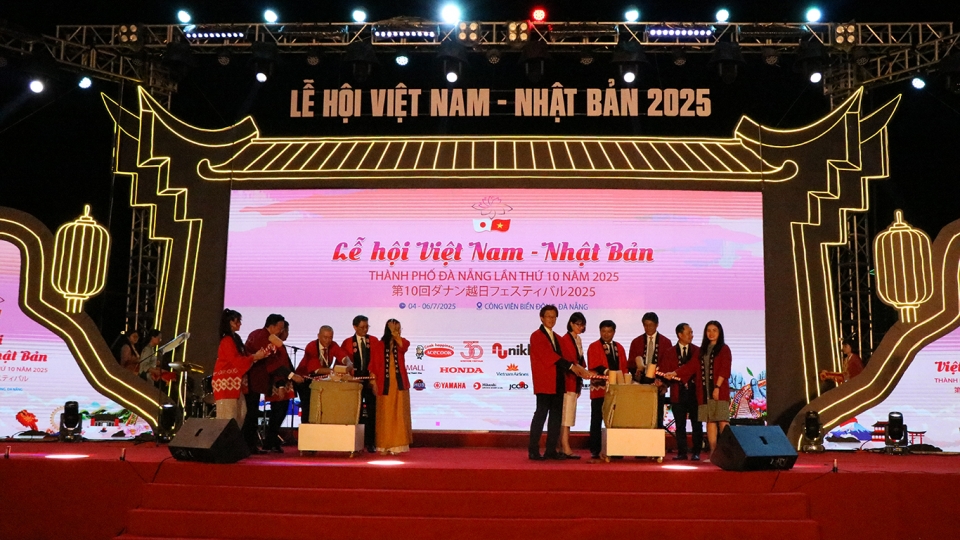 Nghi thức đập rượu Sake truyền thống  Nhật Bản khai mạc Lễ hội.jpg