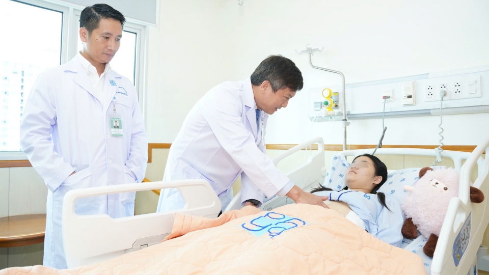 PGS TS BS. Võ Duy Long - Phó Trưởng khoa Ngoại Tiêu hoá thăm khám người bệnh.jpg
