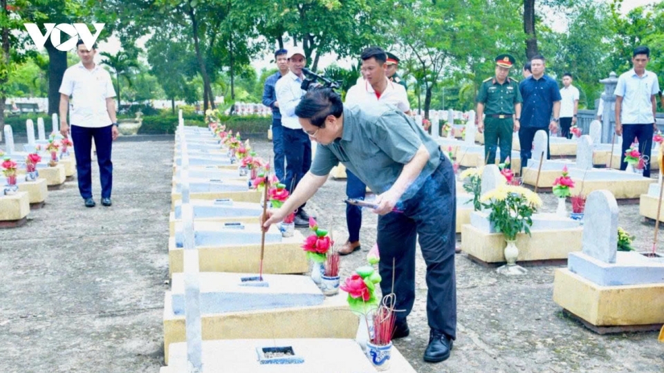 PM Pham Minh CHinh offers incence to commemorate fallen heroes at National Road 9 Martyrs Cemetery.jpg