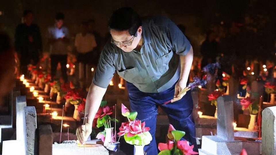 PM joins national candle-lighting ceremony to commemorate martyrs.jpg