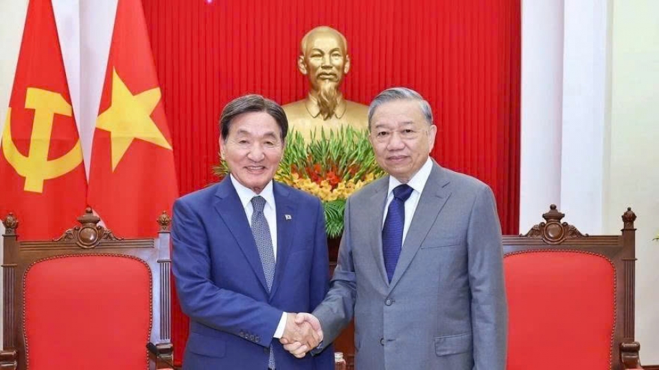 Party General Secretary To Lam and Park Chang-dal, Special Envoy of RoK President Lee Jae-myung in Hanoi on July 29 1.jpg