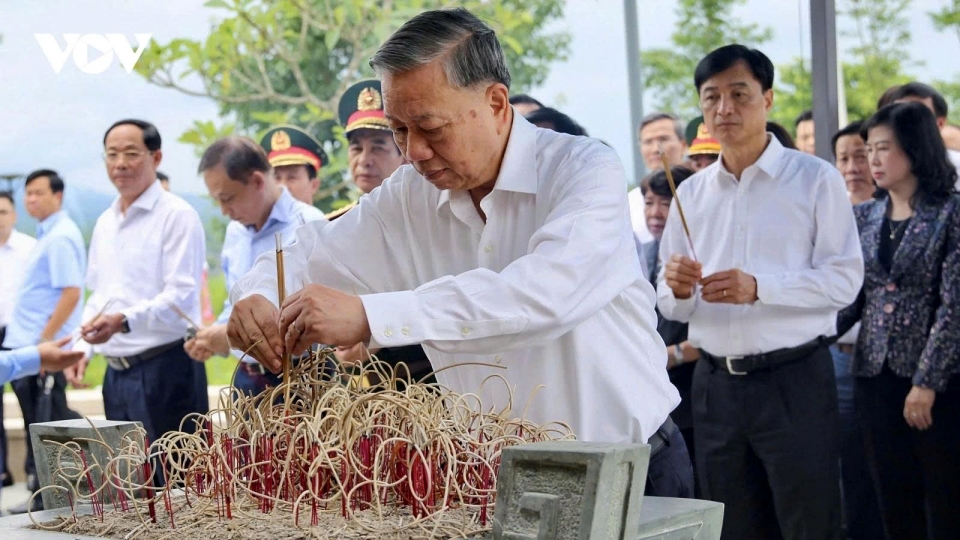Party General Secretary To Lam pays tribute to fallen heroes in Dien Bien.jpg