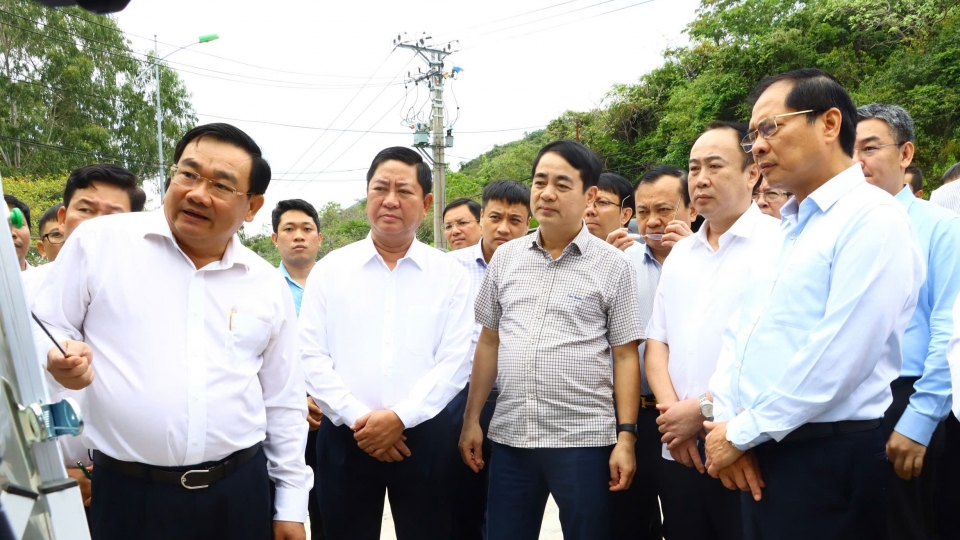 Phó Chủ tịch UBND tỉnh Trịnh Minh Hoàng báo cáo về phương án giải phóng mặt bằng tại thực địa..jpg