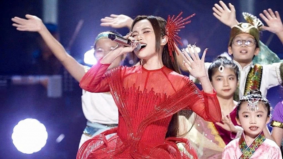 Phuong My CHi and her Chopsticks performance.jpg