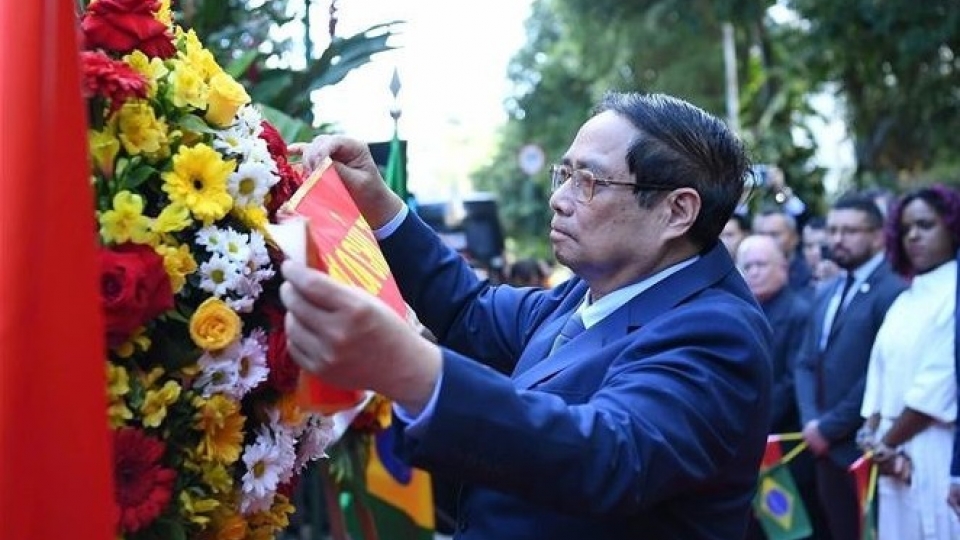 Prime Minister Pham Minh Chinh lays flowers at the plaque.jpg