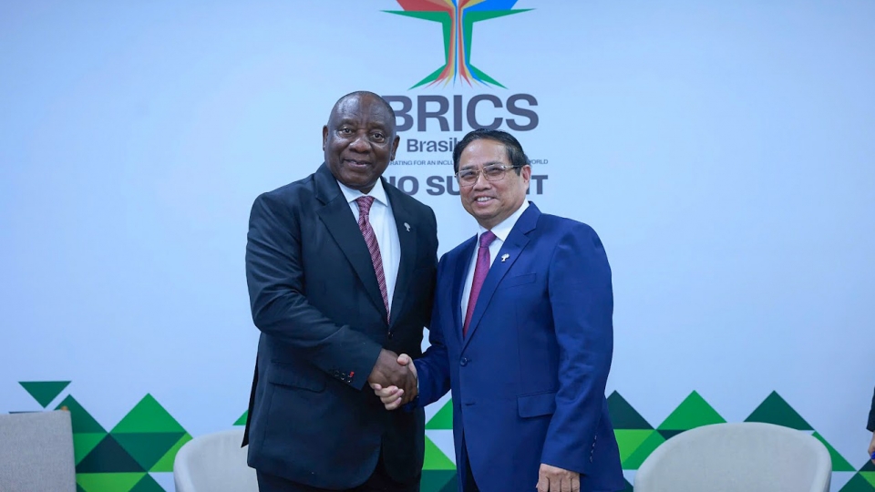 Prime Minister Pham Minh Chinh told South African President Cyril Ramaphosa meet in Rio de Janeiro on July 6.jpg