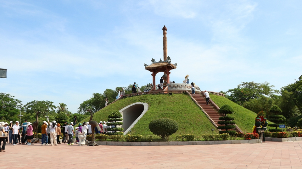 Rất đông người dân, du khách đến thăm Thành cổ Quảng Trị, tưởng nhớ các anh hùng, liệt sĩ.jpg