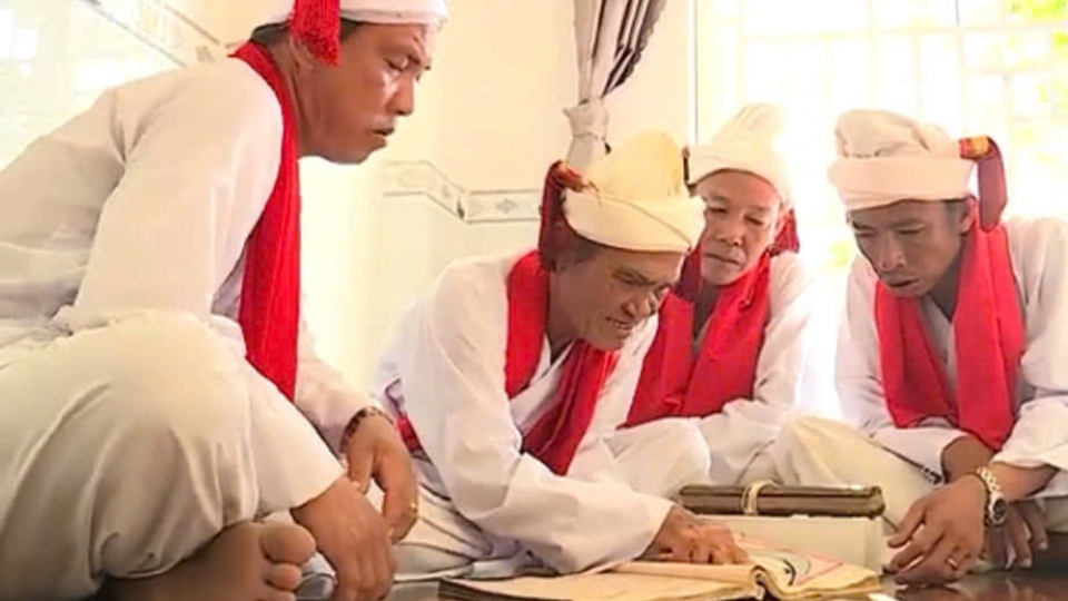 Sử cả Thường Xuân Hữu (người thứ 2 trái sang) cùng với cộng sự đang sưu tra thư tịch cổ Chăm.jpg