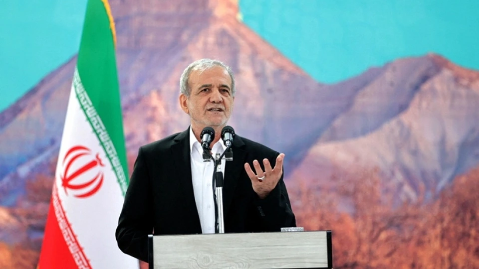 Tổng thống Iran Masoud Pezeshkian phát biểu trước báo chí. Ảnh Reuters.JPG