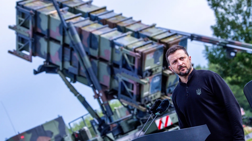 Tổng thống Ukraine Volodymyr Zelensky đứng trước hệ thống tên lửa phòng không Patriot tại Đức. Ảnh Kyiv Independent.png