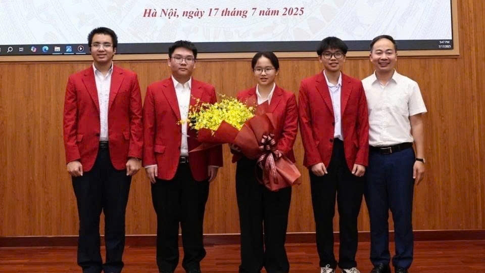 The Four Vietnamese students at the send-off ceremony.jpg