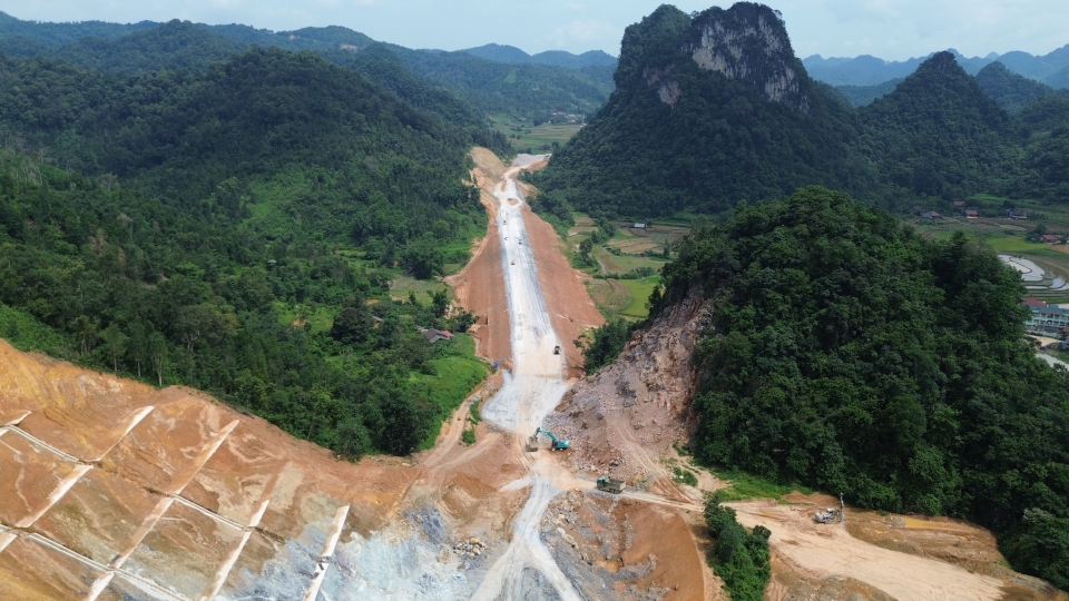Tuyến cao tốc Đồng Đăng- Trà Lĩnh thi công qua những địa hình hiểm trở, khó khăn.jpg