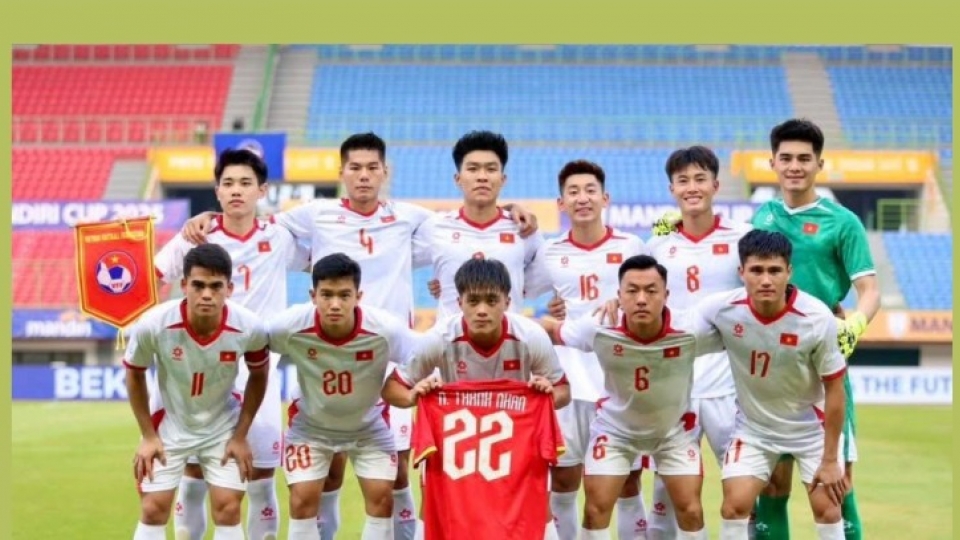 U23 players lift Thanh Nhan’s jersey in touching gesture.jpg