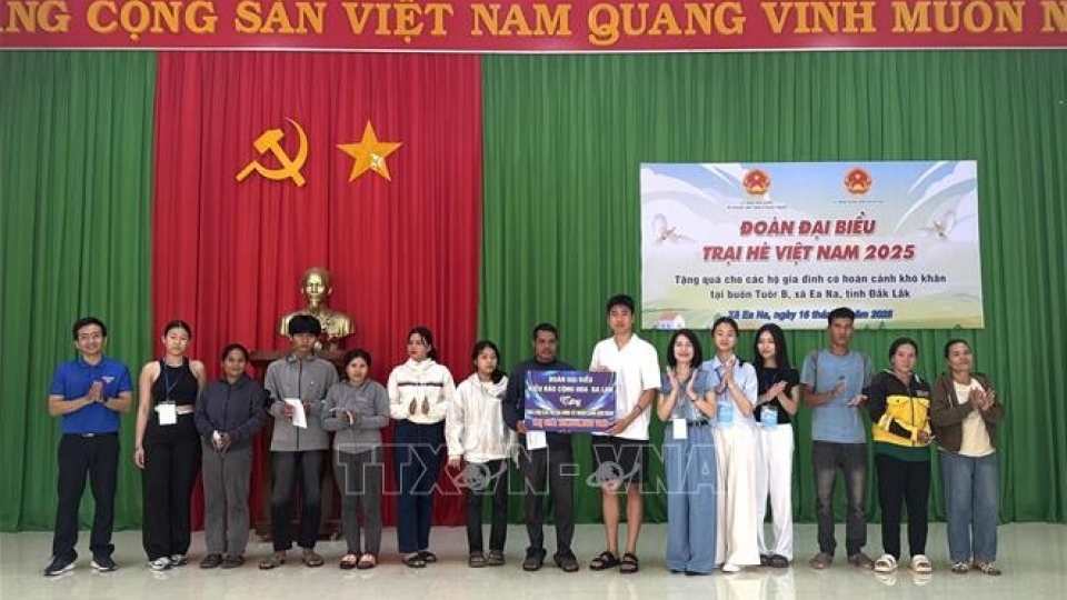 VVietnamese students in Poland present charity gifts to disadvantaged locals.jpg