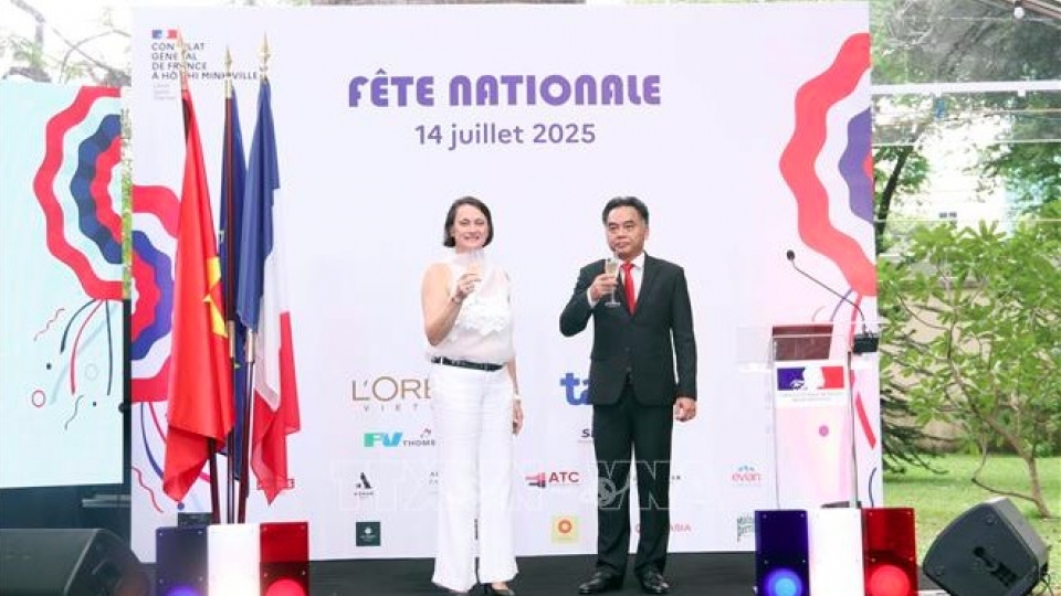 Vice Chairman of the Ho Chi Minh City People’s Committee Nguyen Loc Ha and French Consul General in Ho Chi Minh City Emmanuelle Pavillon-Grosser raise a toast to celebrate Bastille Day.jpg