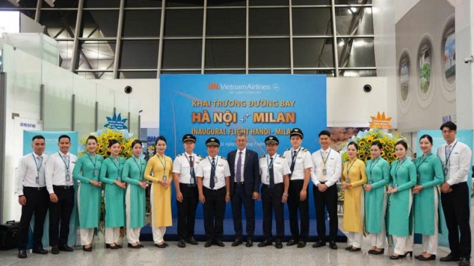 Vietnam Airlines crew members on the Hanoi - Milan route.jpg