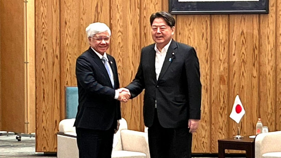 Vietnam Fatherland Front leader Do Van Chien and  Yoshimasa Hayashi, Chief Cabinet Secretary of Japan.jpg