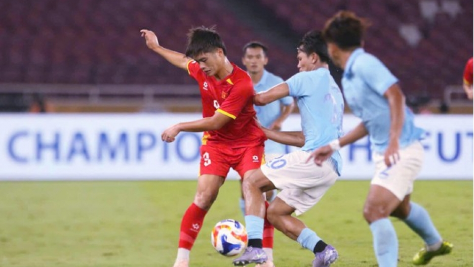 Vietnam U23 struggle against Cambodia U23.jpg