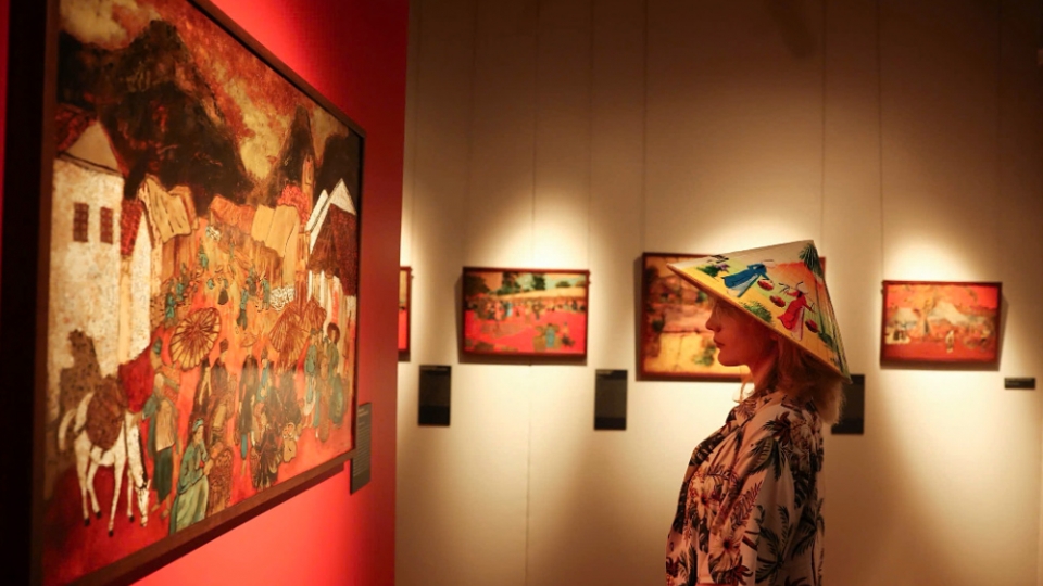 Vietnamese lacquere painting exhibition opens in Russia.jpg