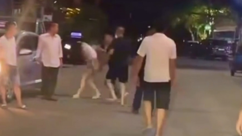 Xác minh thông tin 3 phụ nữ bị nhóm người đàn ông hành hung trước quán karaoke - Cốc Cốc 7_30_2025 4_54_04 PM.jpg