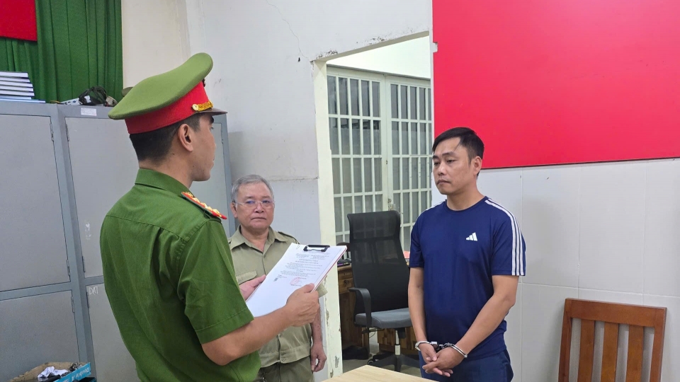 _Công an TP. Đà Nẵng tống đạt các quyết định đối với Đỗ Thành Nhung..jpg