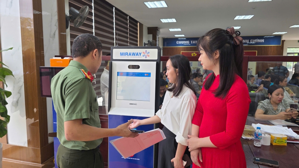 Xử lý nghiêm cán bộ yêu cầu người dân phải có VNeID khi nộp hồ sơ