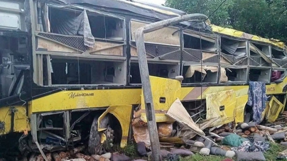 Nine die, 16 injured in Ha Tinh sleeper bus crash