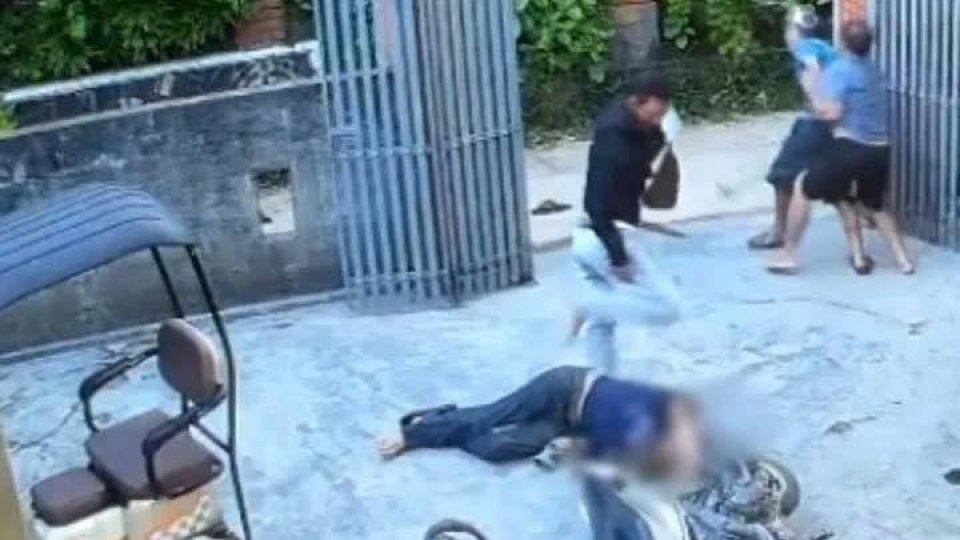Đang ngồi uống bia, người đàn ông bị nam thanh niên sát hại