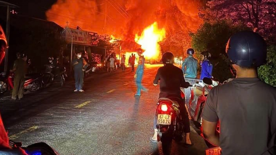 Giải cứu kịp thời bé trai khỏi ngôi nhà đang bốc cháy