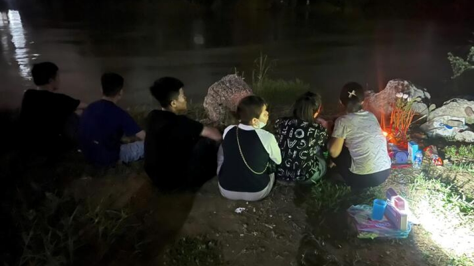 Bé trai 8 tuổi trượt chân rơi xuống sông mất tích