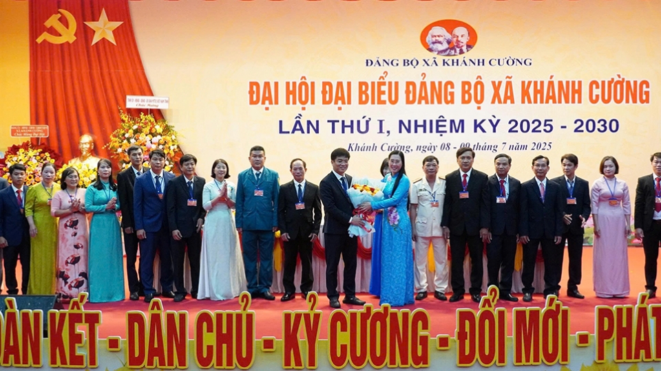 bi_thu_tinh_uy_quang_ngai-_bui_thi_quynh_van_tang_hoa_chuc_mung_dai_hoi.jpg