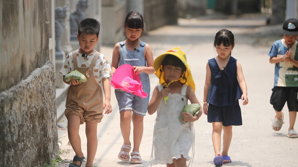 cac_con_tren_duong_di_thuc_hien_thu_thach_di_doi_xoi_lay_do_trang_mieng.jpg