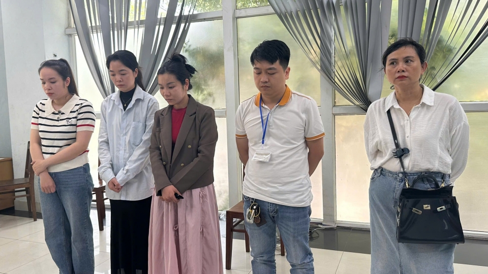 Lập phòng khám rồi thuê bác sĩ giả vẽ bệnh "moi" tiền bệnh nhân