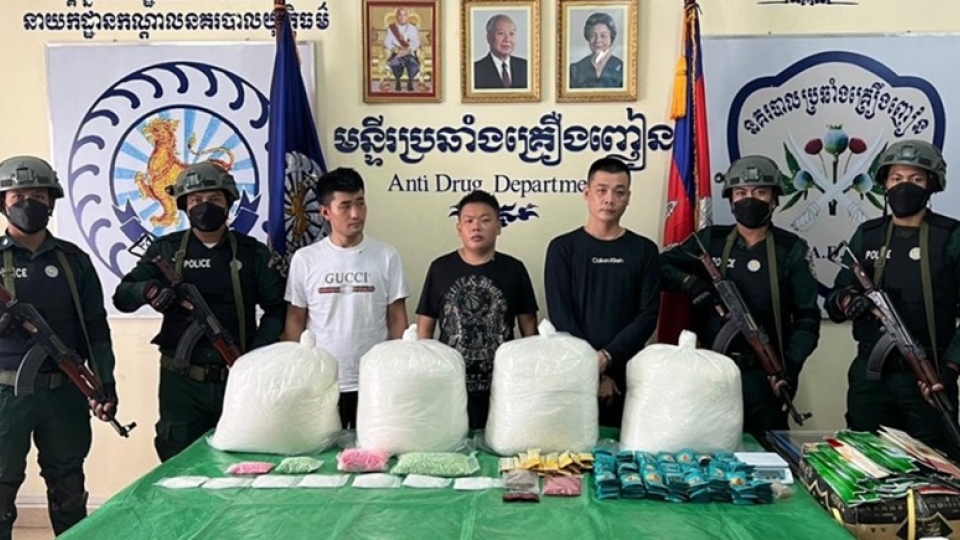 cac_doi_tuong_lien_quan_ma_tuy_bi_bat_giu_cung_tang_vat_anh_bo_noi_vu_campuchia.jpg