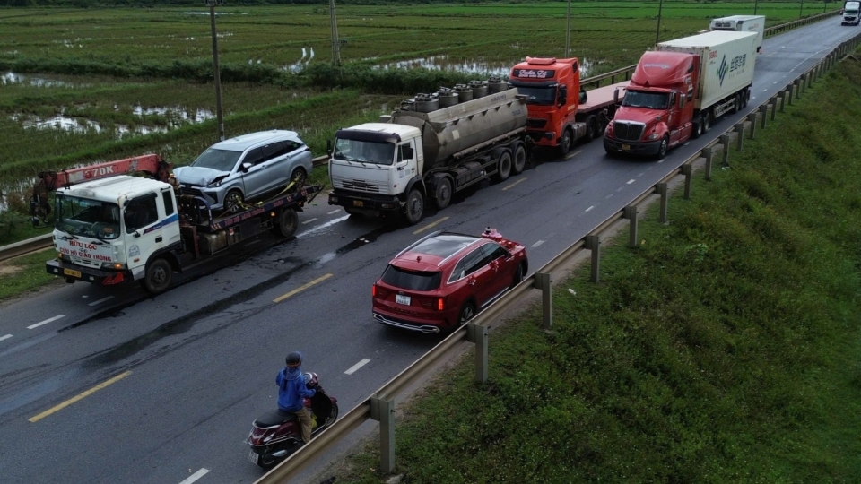 cac_xe_o_to_va_cham_lien_hoan_tren_duong_tranh_dong_hoi.jpg
