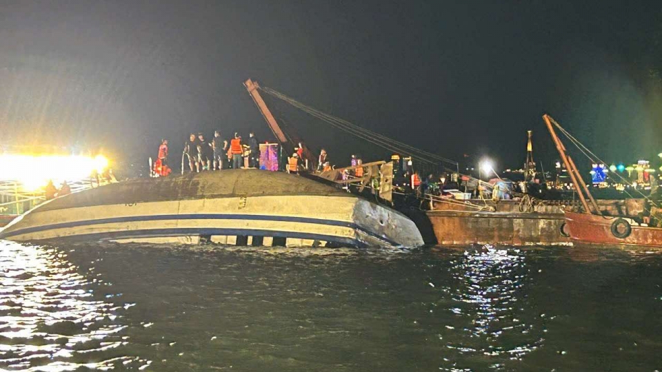 chìm tàu hạ long.jpg