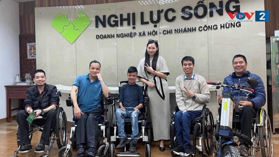 Chàng trai ngồi xe lăn đến giảng đường quốc tế