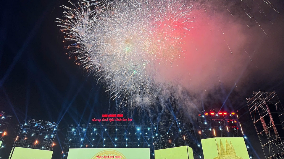 chuong_trinh_ban_phao_hoa_duoc_to_chuc_thuong_ky_tai_cac_trung_tam_du_lich_cua_tinh_quang_ninh_tao_diem_nhan_thu_hut_khach_du_lich_trong_nam_2025.jpg