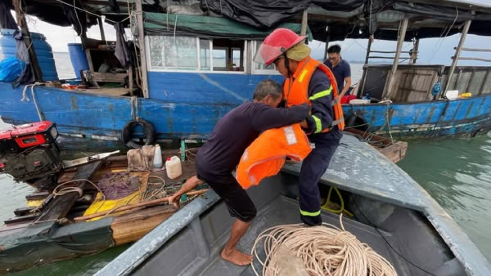 Quảng Ninh cứu hộ 2 ngư dân bị hỏng máy tàu, trôi dạt trên biển