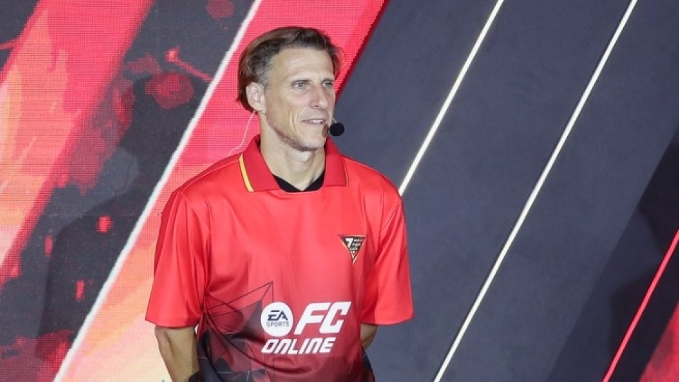 World Cup Golden Ball winner Diego Forlán visits Hanoi for gaming event