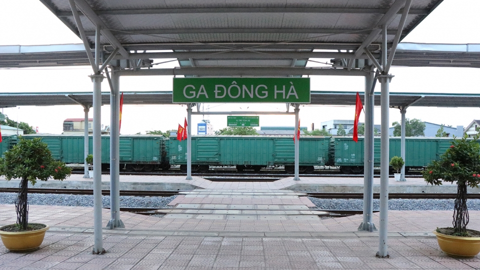 doan_tau_dh2_tuyen_dong_ha-dong_hoi_phai_tam_hoan_do_it_khach.jpg