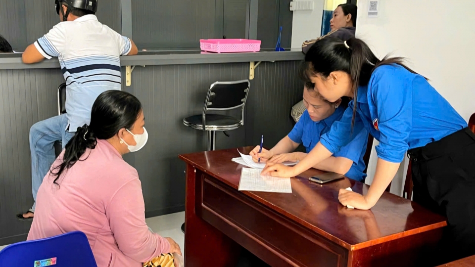 doan_vien_thanh_nien_nhiet_tinh_ho_tro_nguoi_dan.jpg