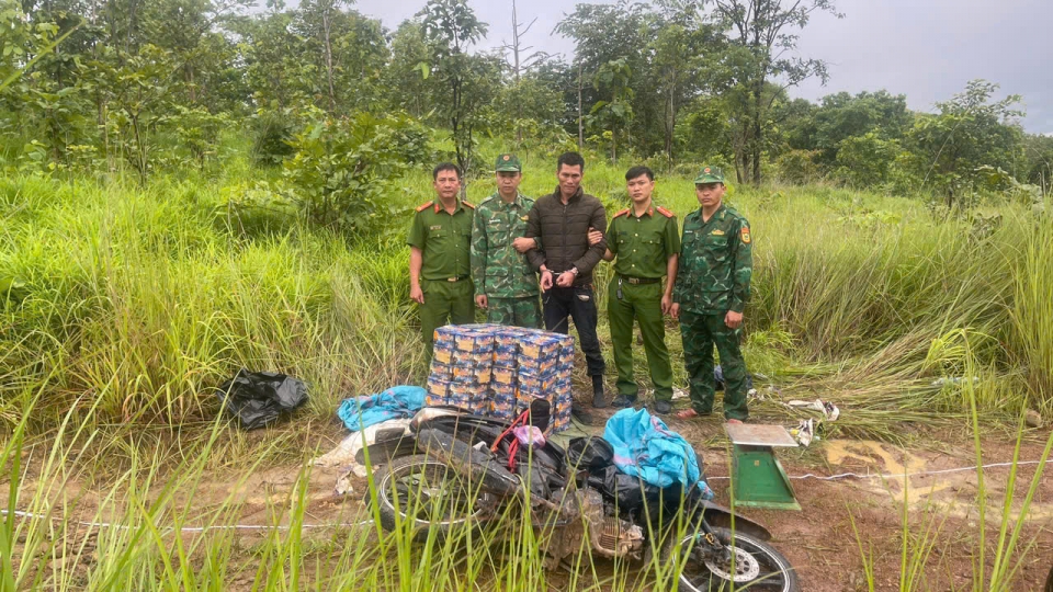Gia Lai: Bắt giữ hai đối tượng vận chuyển trái phép hơn 200kg pháo qua biên giới