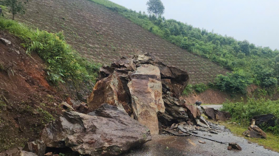 duong_tinh_dt_144_km30550_khu_vuc_xa_nam_nen_ghi_nhan_tinh_trang_sat_lo_da_nghiem_trong.jpg