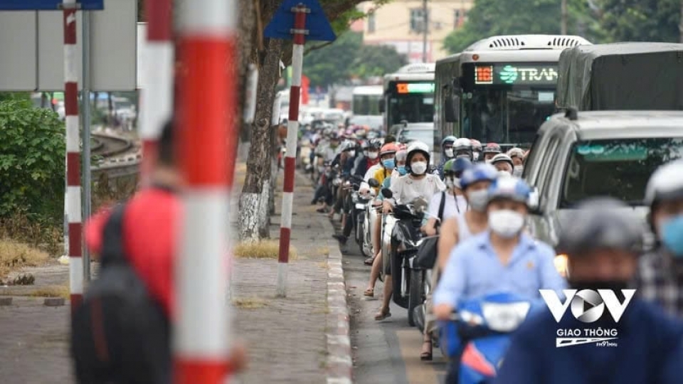 Hà Nội cấm xe máy chạy xăng từ Vành đai 1: Người dân đi lại thế nào?