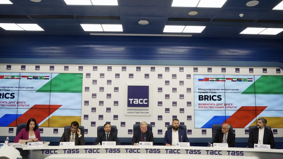 giai_thuong_van_hoc_brics_la_giai_thuong_van_hoc_quoc_te_moi_duoc_sang_lap_tai_dien_dan_gia_tri_truyen_thong_vao_thang_11_2024.jpg
